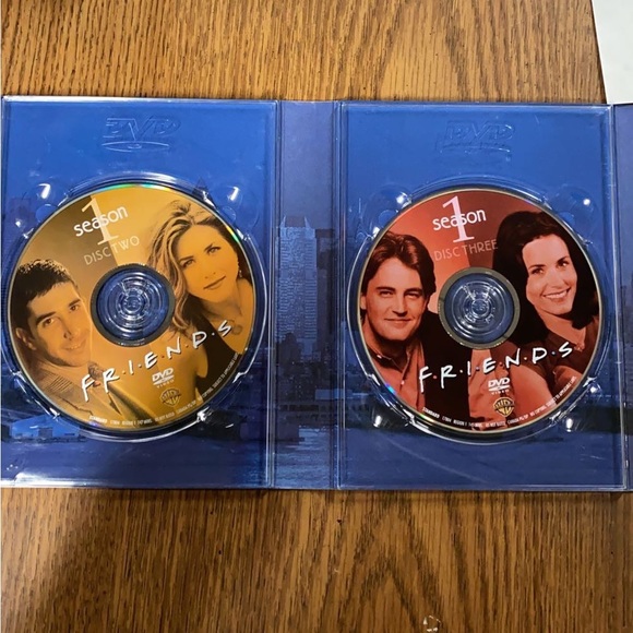 Season 1 AND 2 of FRIENDS! - Picture 4 of 11